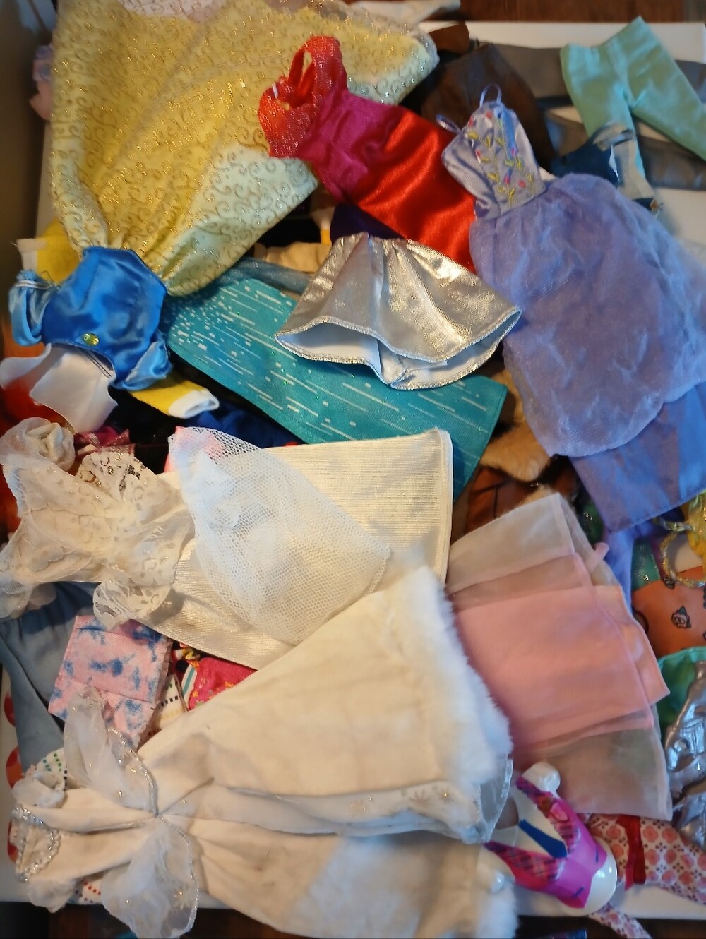 100+ Pieces Of Barbie, Disney & Various Fashion Dolls Clothing & Accessories